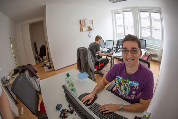 Karol Vörös v Pizza SEO, za ním Patrik Barták Karol Vörös v Pizza SEO, za ním Patrik Barták