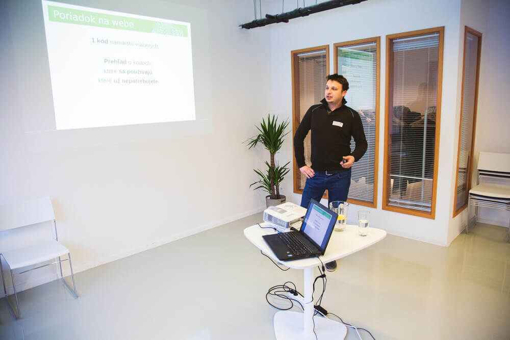 Ján Laurenčík na prednáške Pizza SEO Community o Google Tag Manager