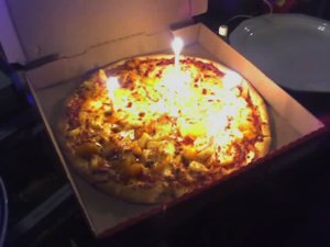 Narodeninová pizza so sviečkami